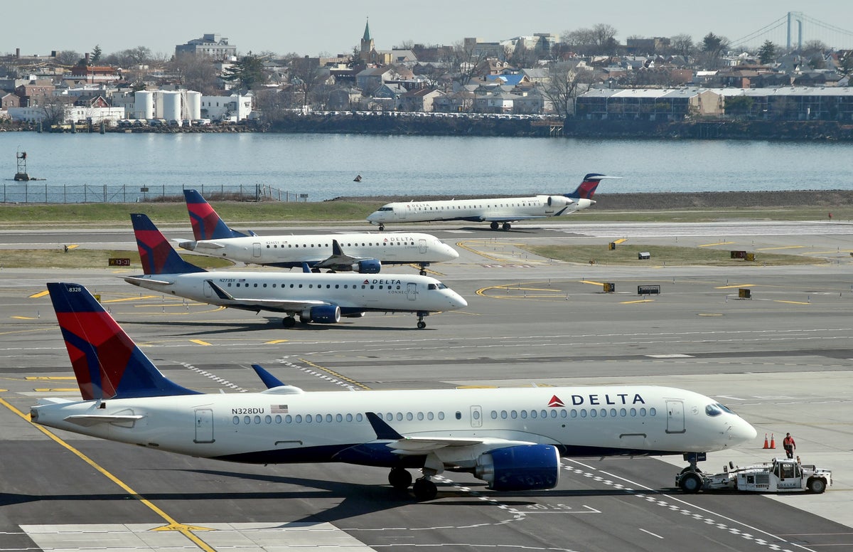 Delta Worries, U.S. Arrivals Drop, and Other Airline News This Week