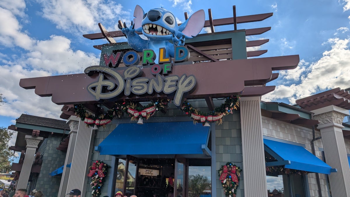 Disney Springs World of Disney store Stitch spit trick