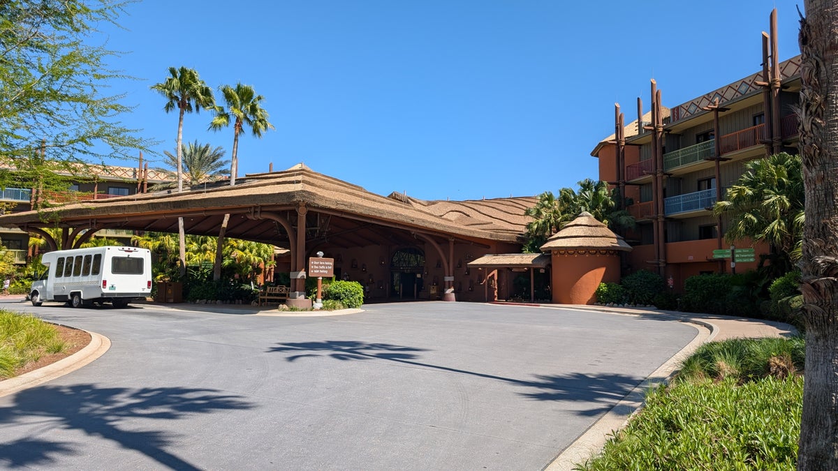 Disneys Animal Kingdom Lodge Kidani Village entrance drive