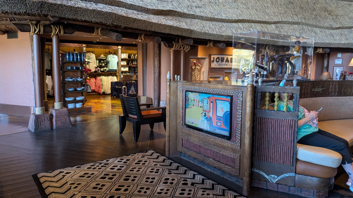 Disneys Animal Kingdom Lodge Kidani Village lobby entertainment