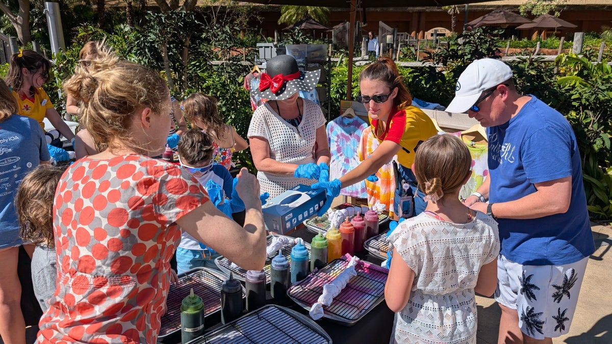 Disneys Animal Kingdom Lodge amenities activities tie dye