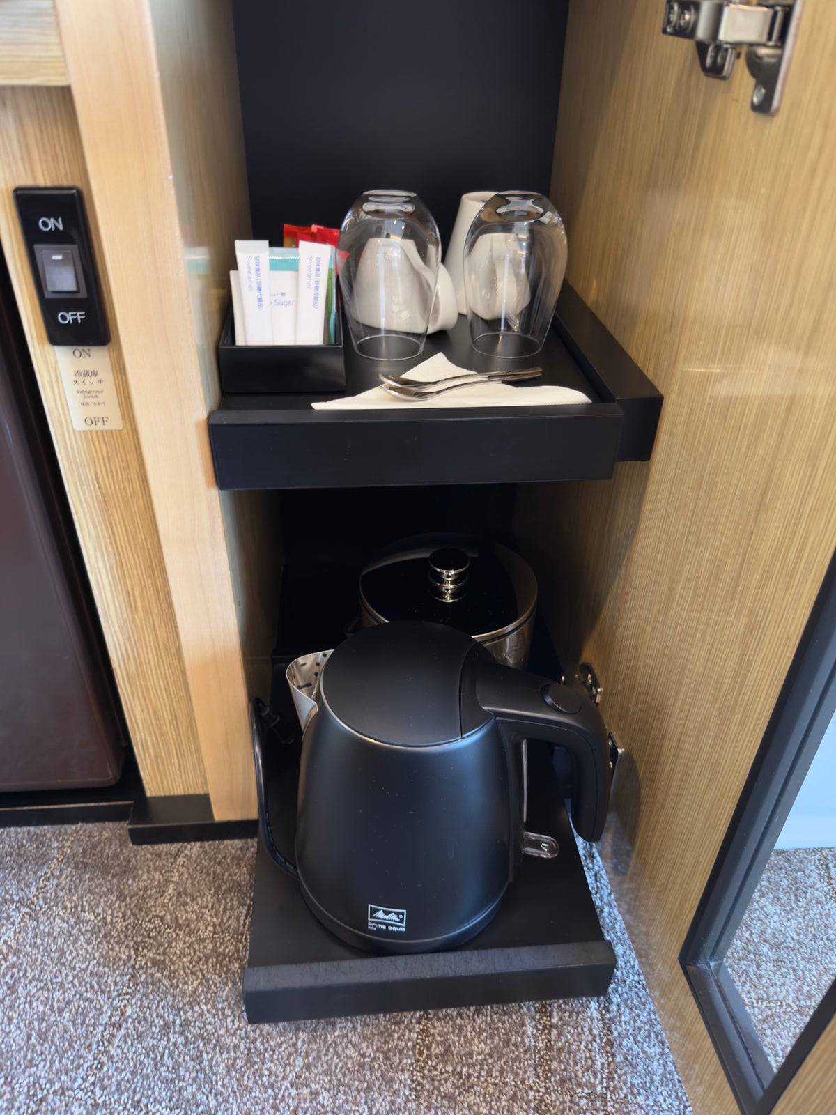 DoubleTree by Hilton Tokyo Ariake kettle and ice bucket