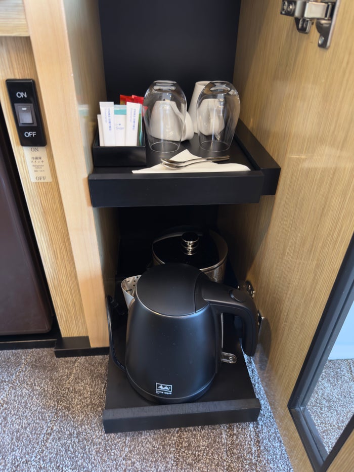 DoubleTree by Hilton Tokyo Ariake kettle and ice bucket