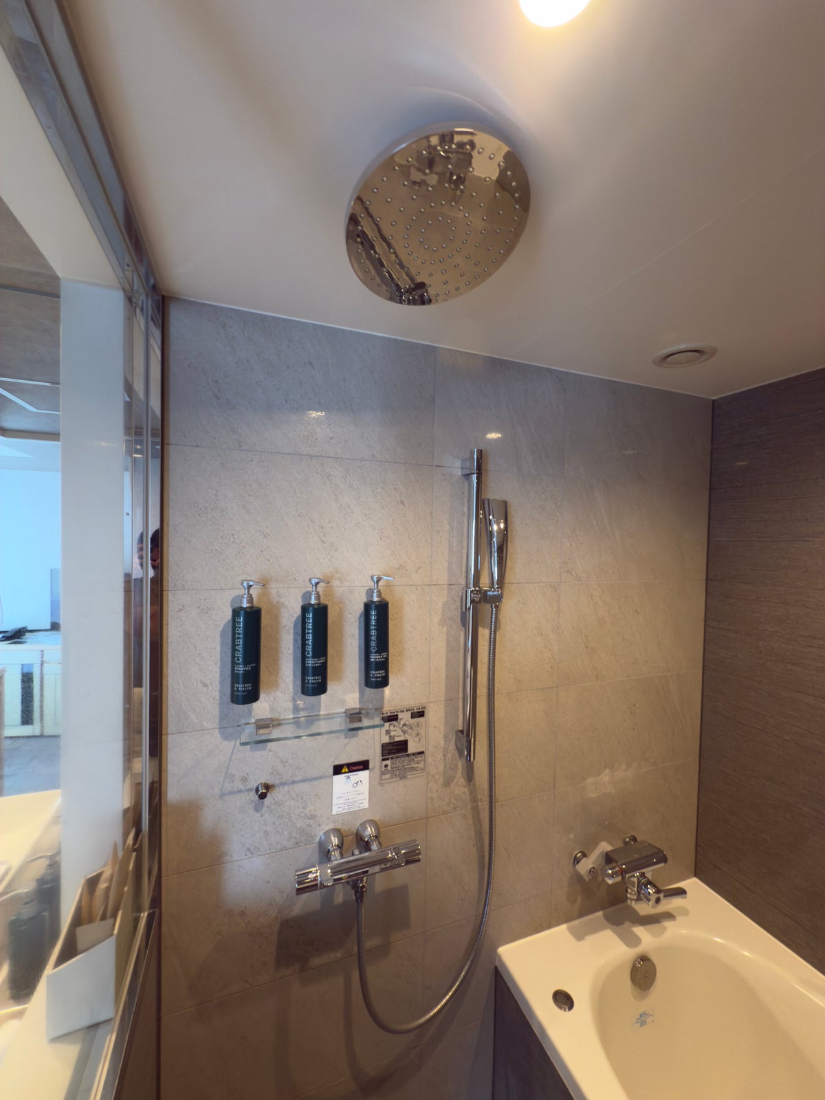 DoubleTree by Hilton Tokyo Ariake shower