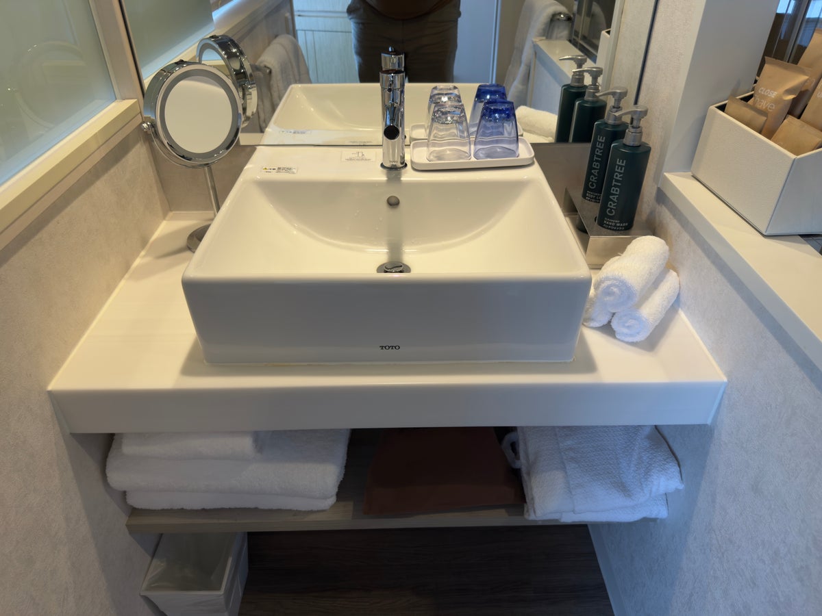 DoubleTree by Hilton Tokyo Ariake sink