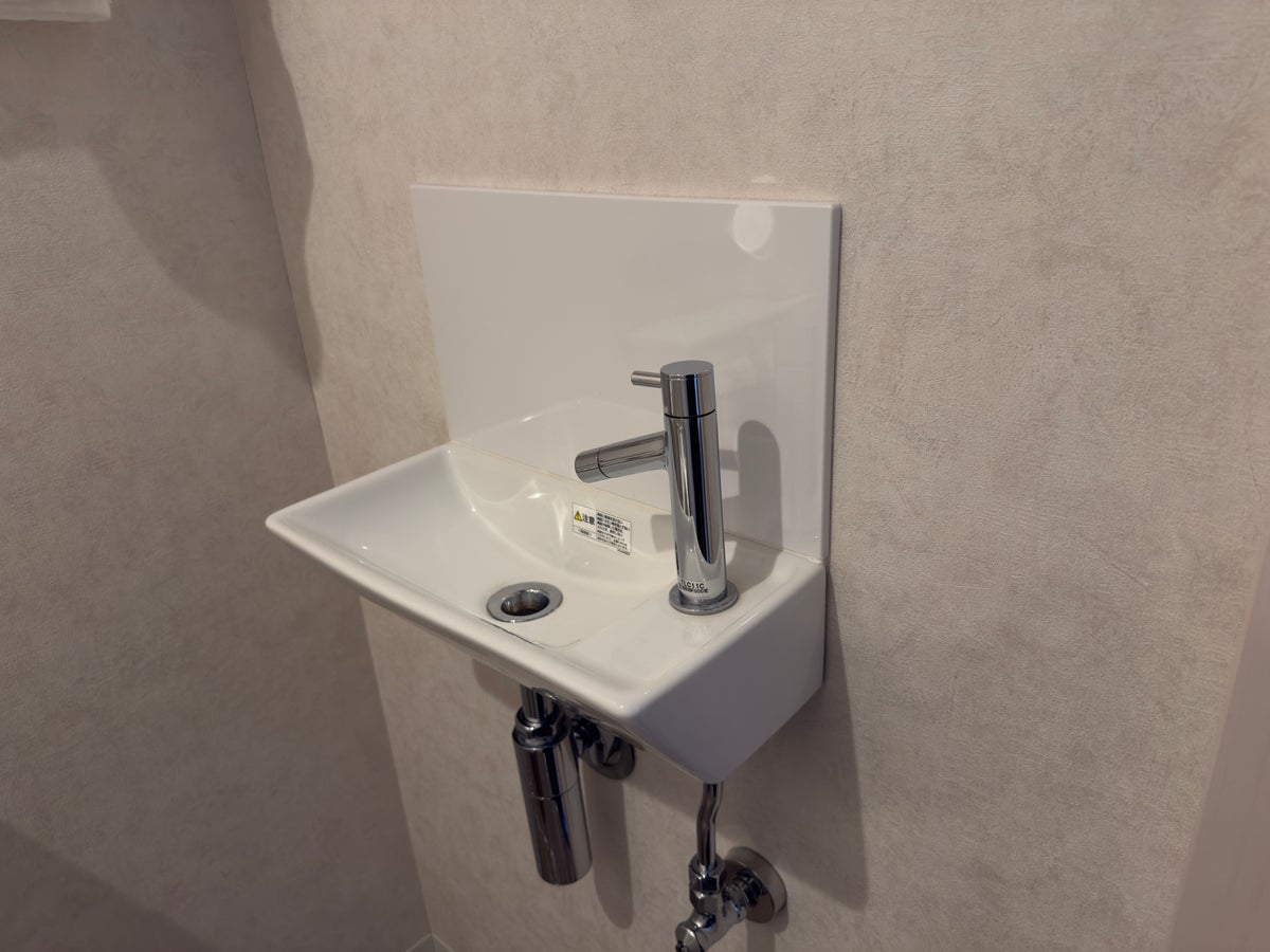 DoubleTree by Hilton Tokyo Ariake toilet sink