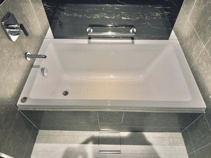 Hilton Yokohama bathroom tub