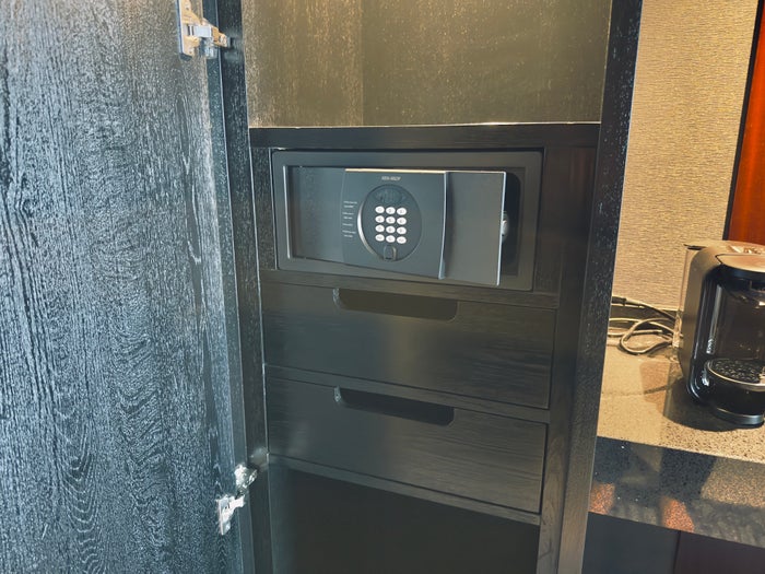 Hilton Yokohama room safe