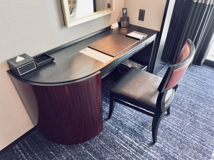 Hilton Yokohama workstation desk