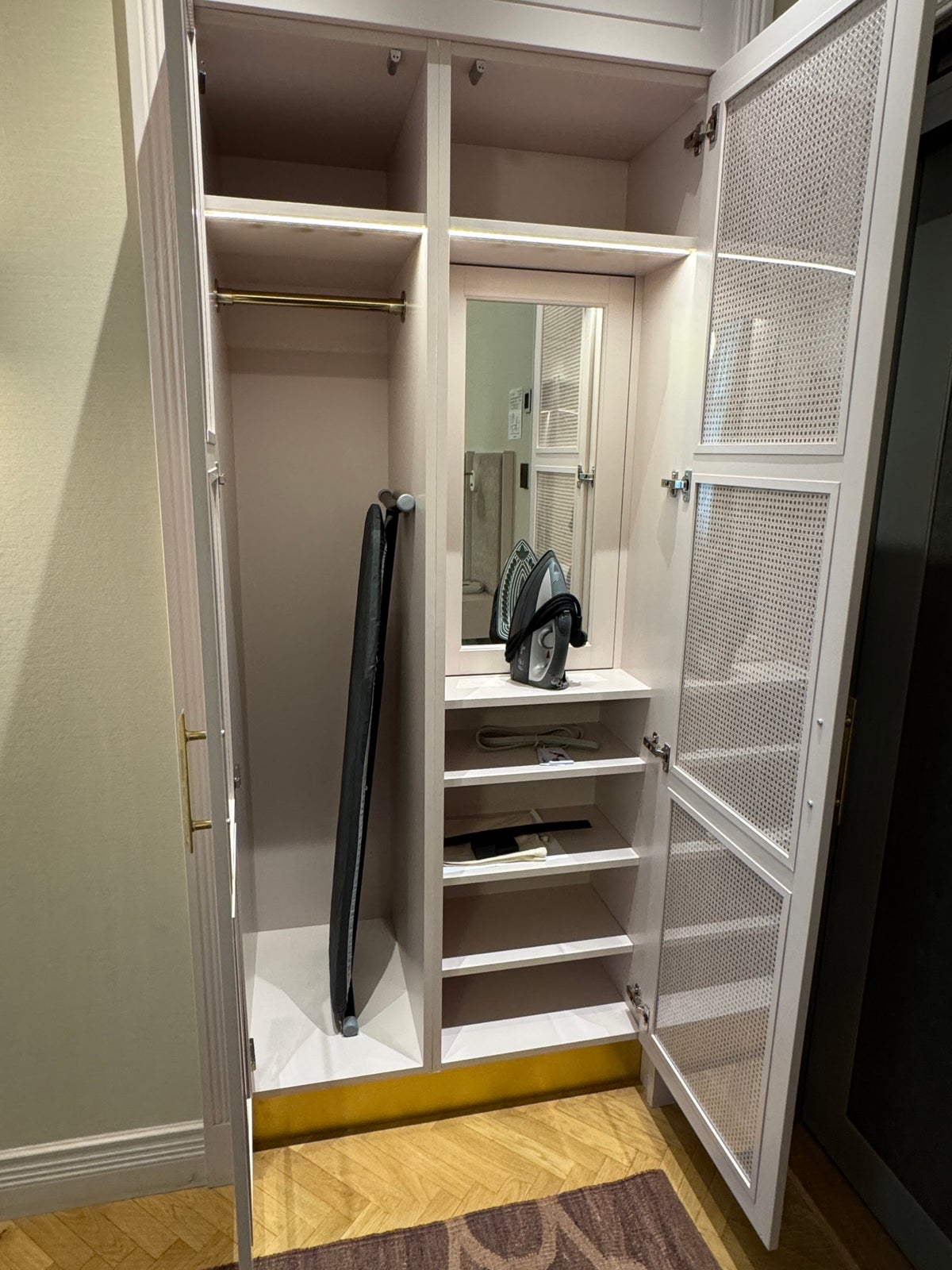 Hotel St George closet by door