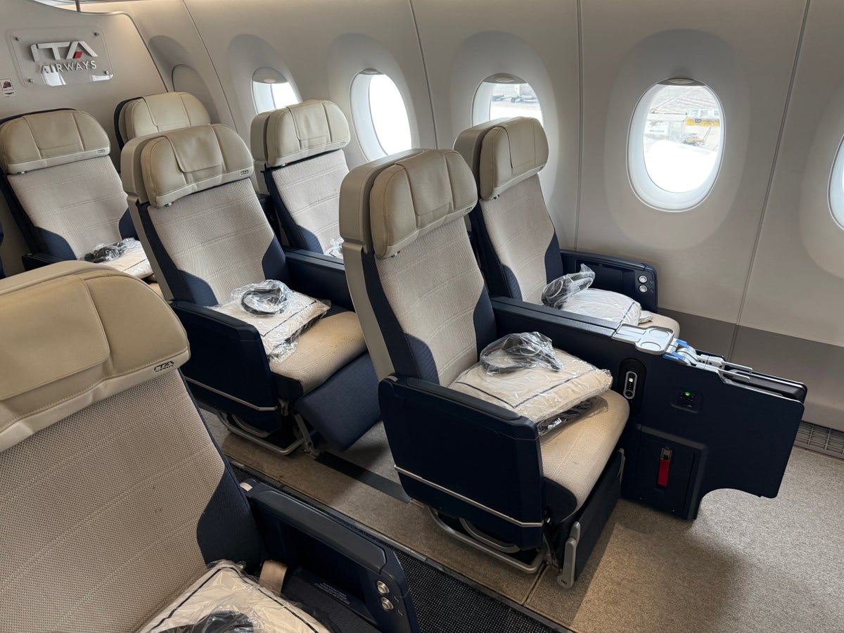 ITA Airways Airbus A350 premium economy bulkhead row space comparison