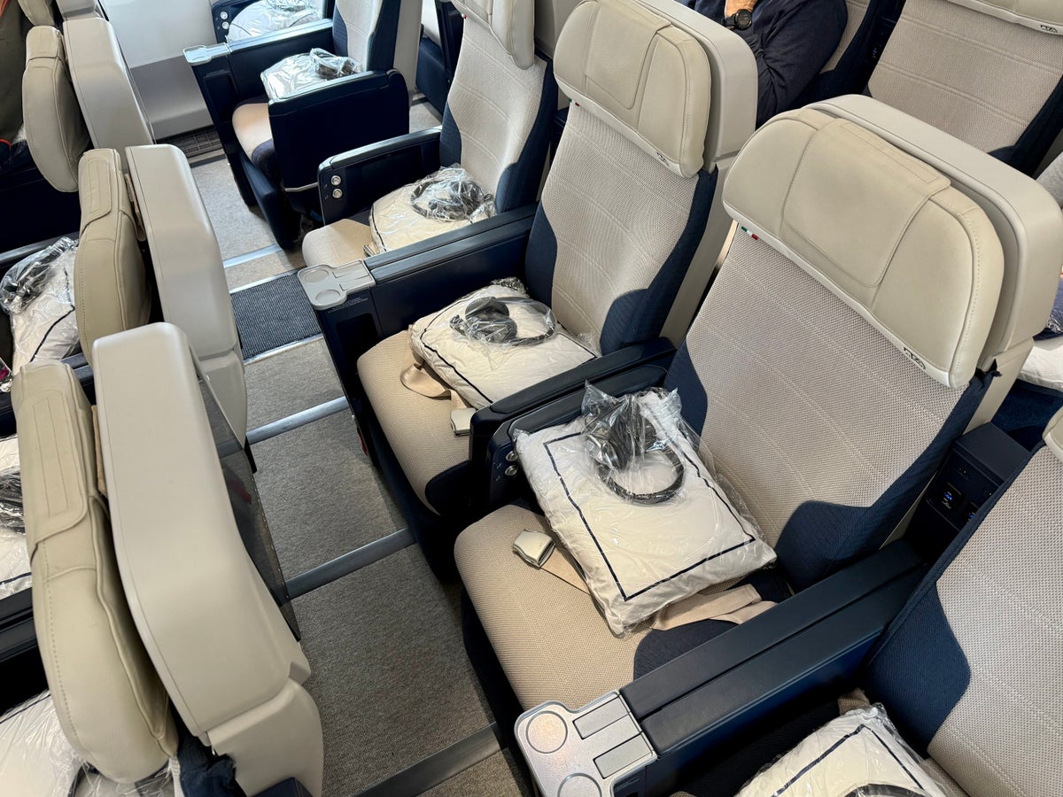 ITA Airways Airbus A350 premium economy middle seat arm rests
