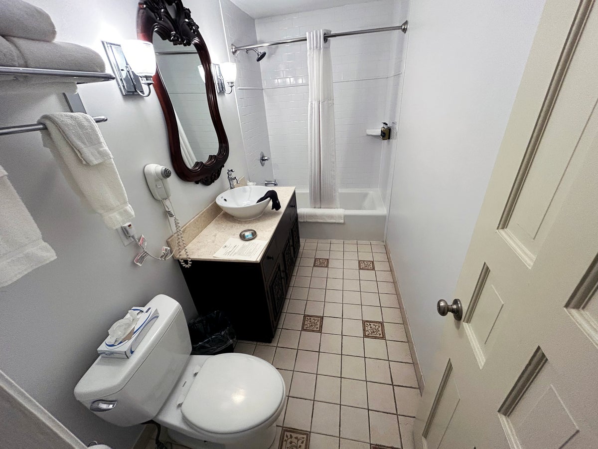 Inn at Saratoga Room 112 bathroom