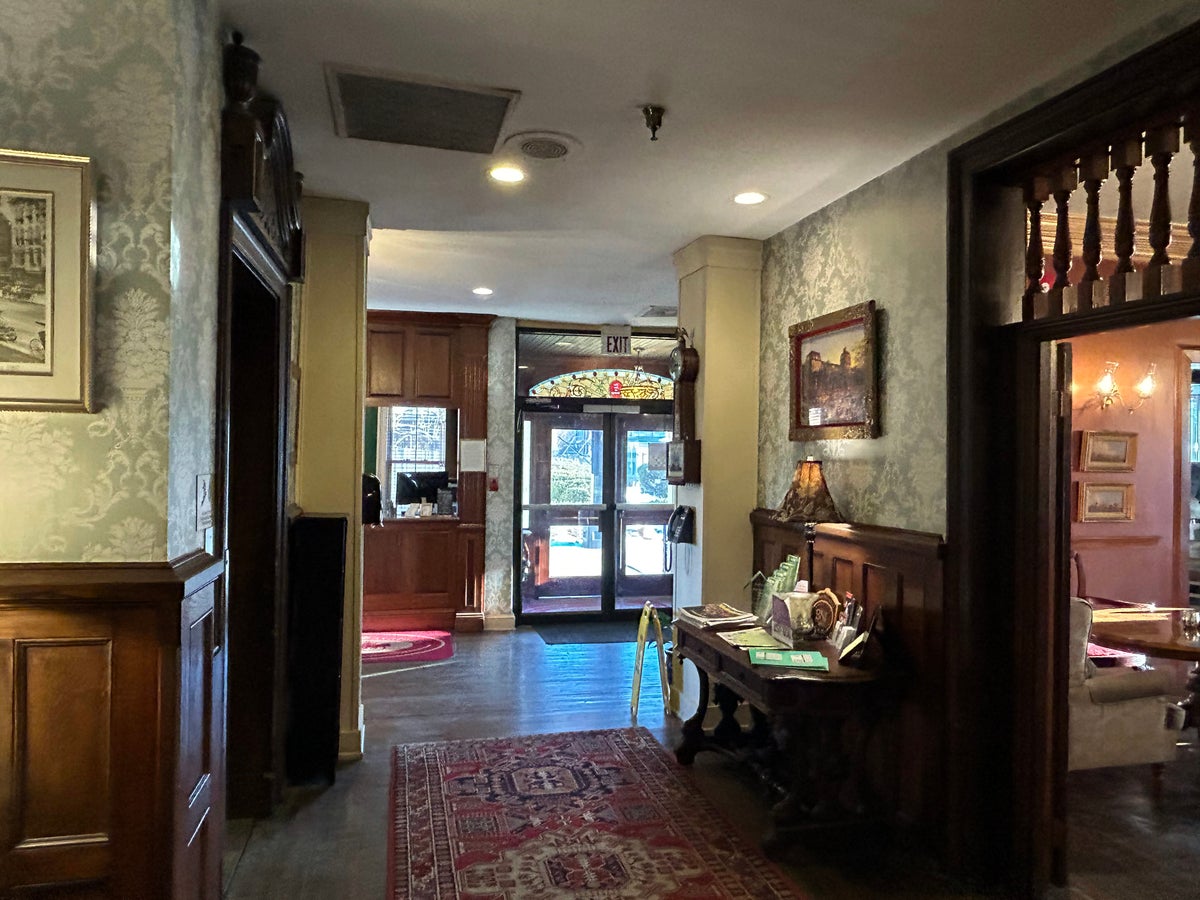 Inn at Saratoga lobby