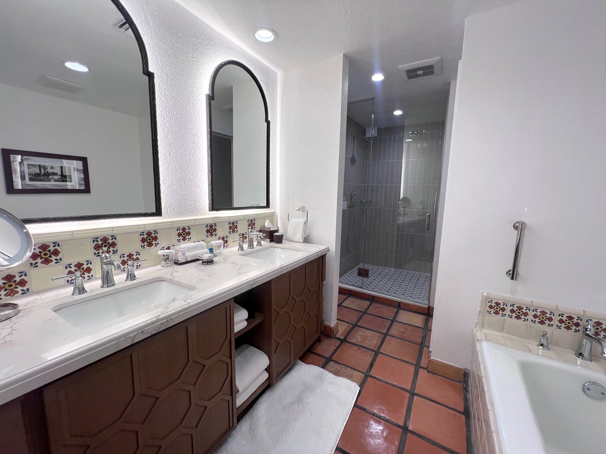 La Quinta Resort guest room bathroom