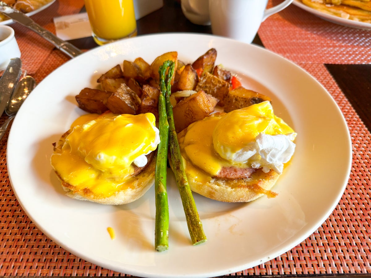 Loews Royal Pacific Breakfast Eggs Benedict 1