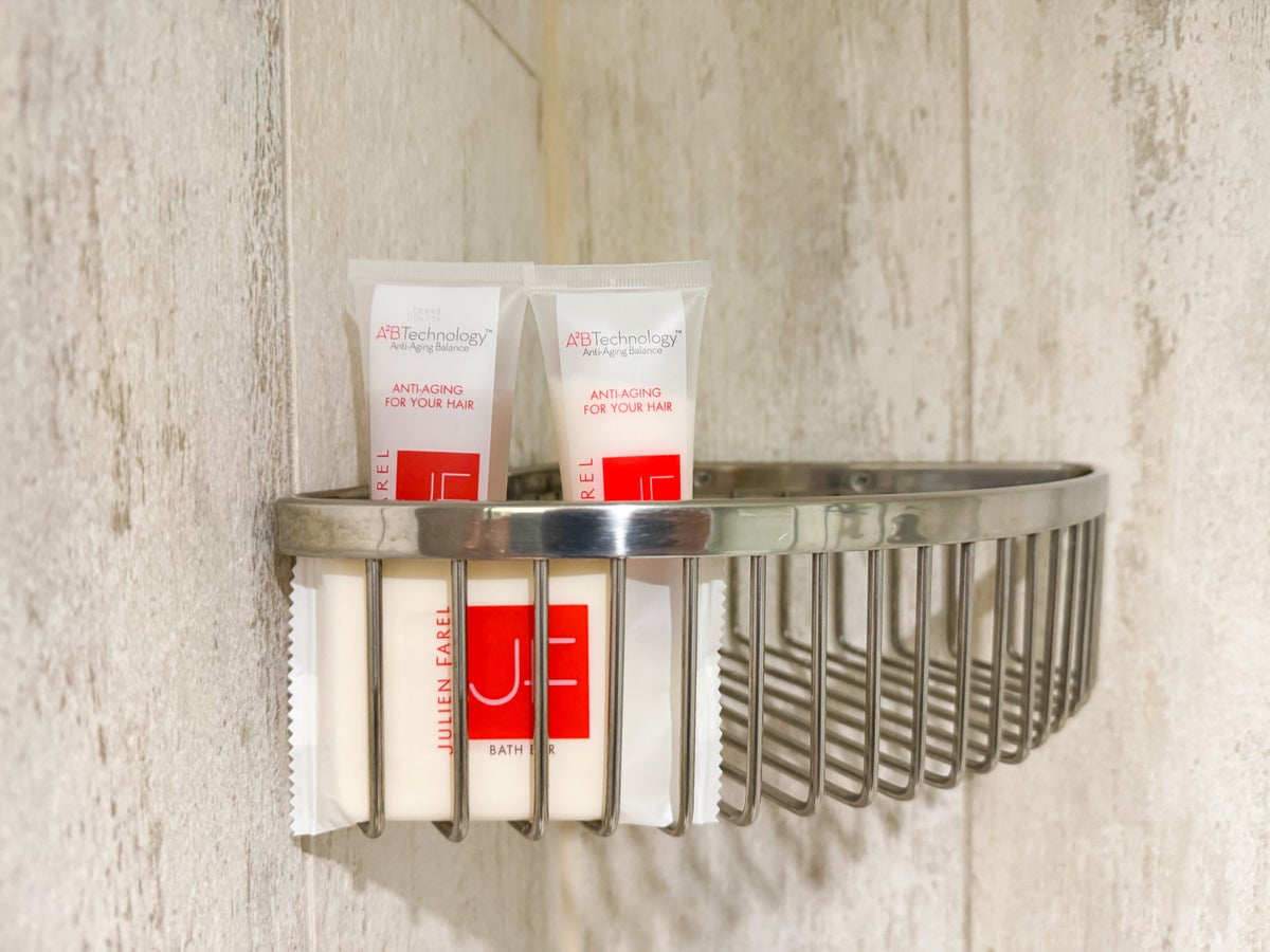 Loews Royal Pacific Hotel Universal Orlando room bathroom amenities