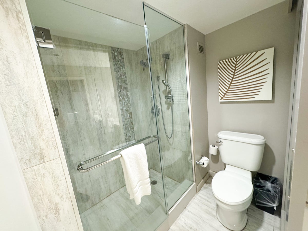 Loews Royal Pacific Hotel Universal Orlando room bathroom