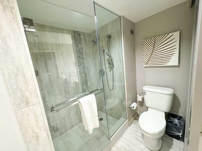Loews Royal Pacific Hotel Universal Orlando room bathroom Loews Royal Pacific Hotel Universal Orlando room bathroom