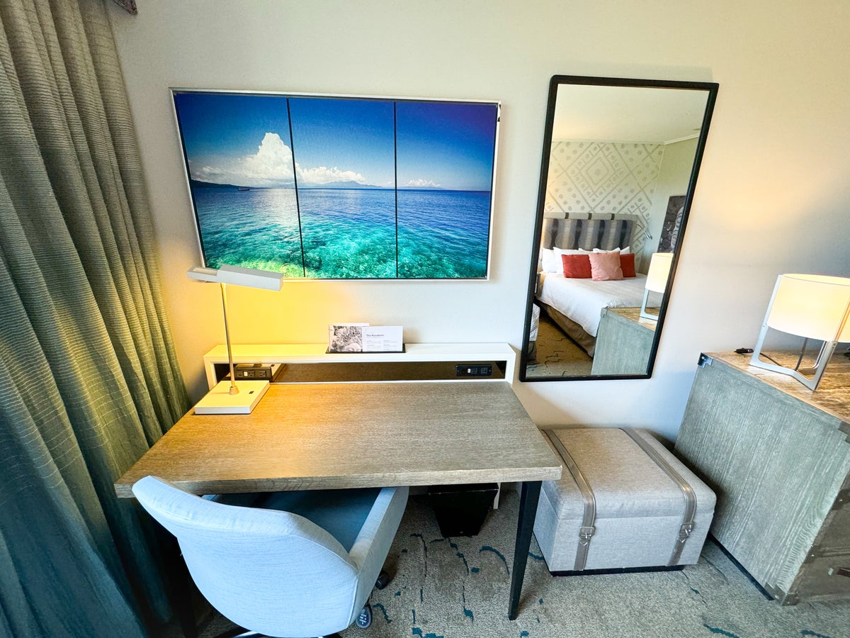 Loews Royal Pacific Hotel Universal Orlando room desk