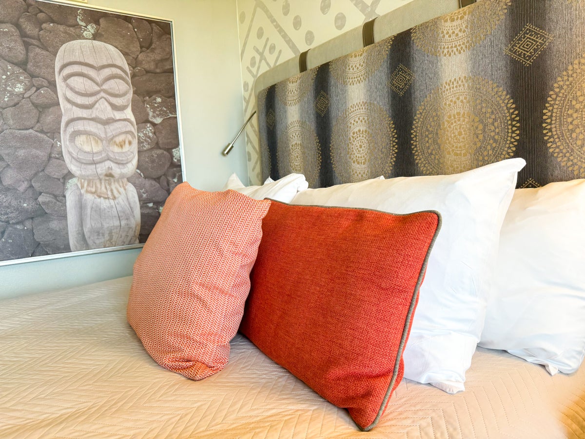 Loews Royal Pacific Hotel Universal Orlando room pillows