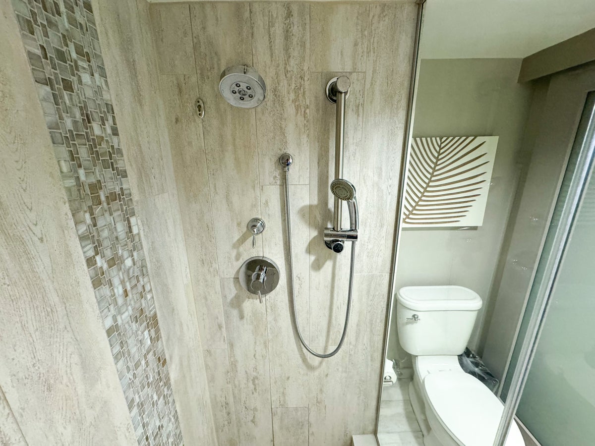 Loews Royal Pacific Hotel Universal Orlando room shower