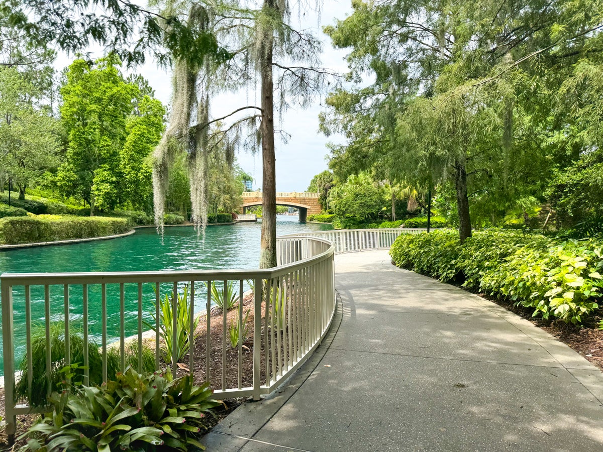 Loews Royal Pacific Hotel Universal Orlando walking path