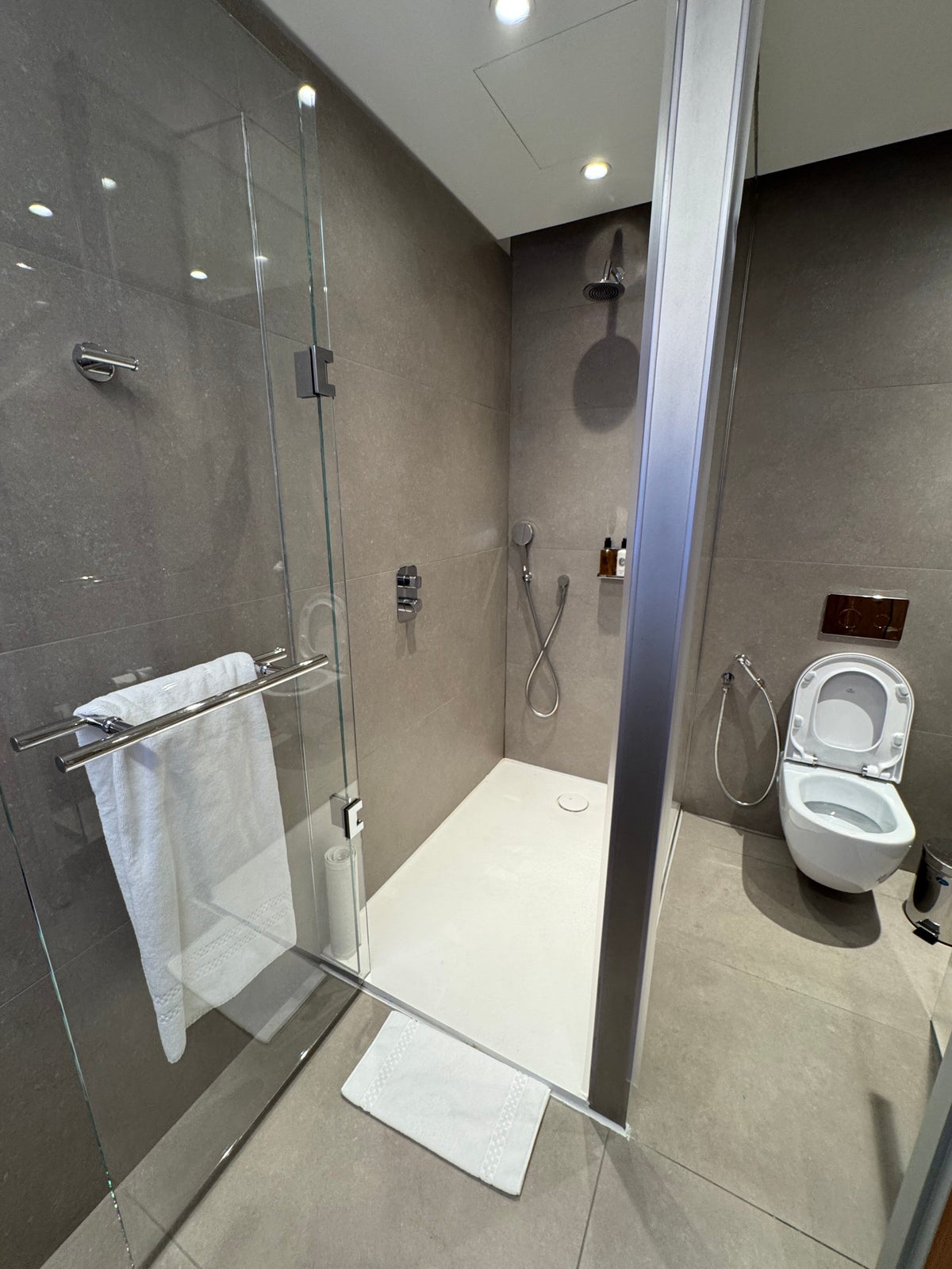 Platinum Gold Lounge North DOH shower