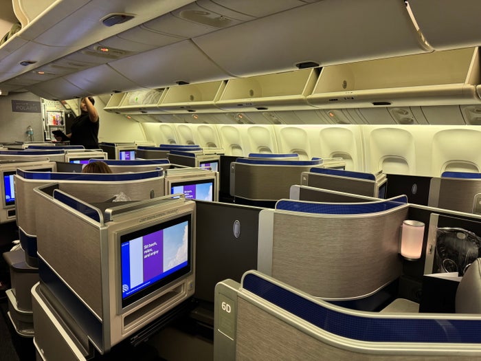 How To Get United Airlines Elite Status (Is It Worth It?)