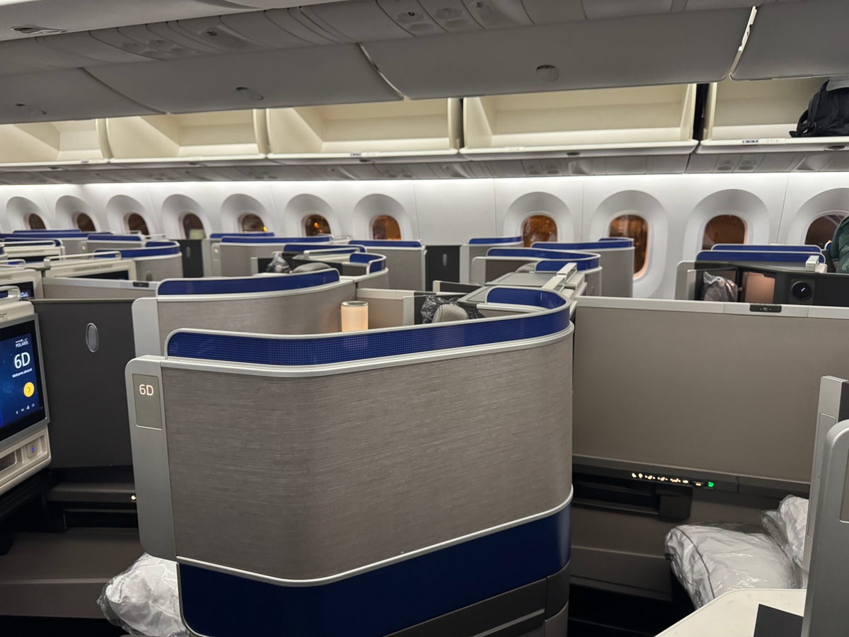 United Airlines Polaris business B787 10 cabin middle seats