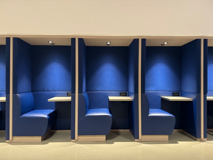 United Club Chicago ORD T1 Gate C10 cubicles