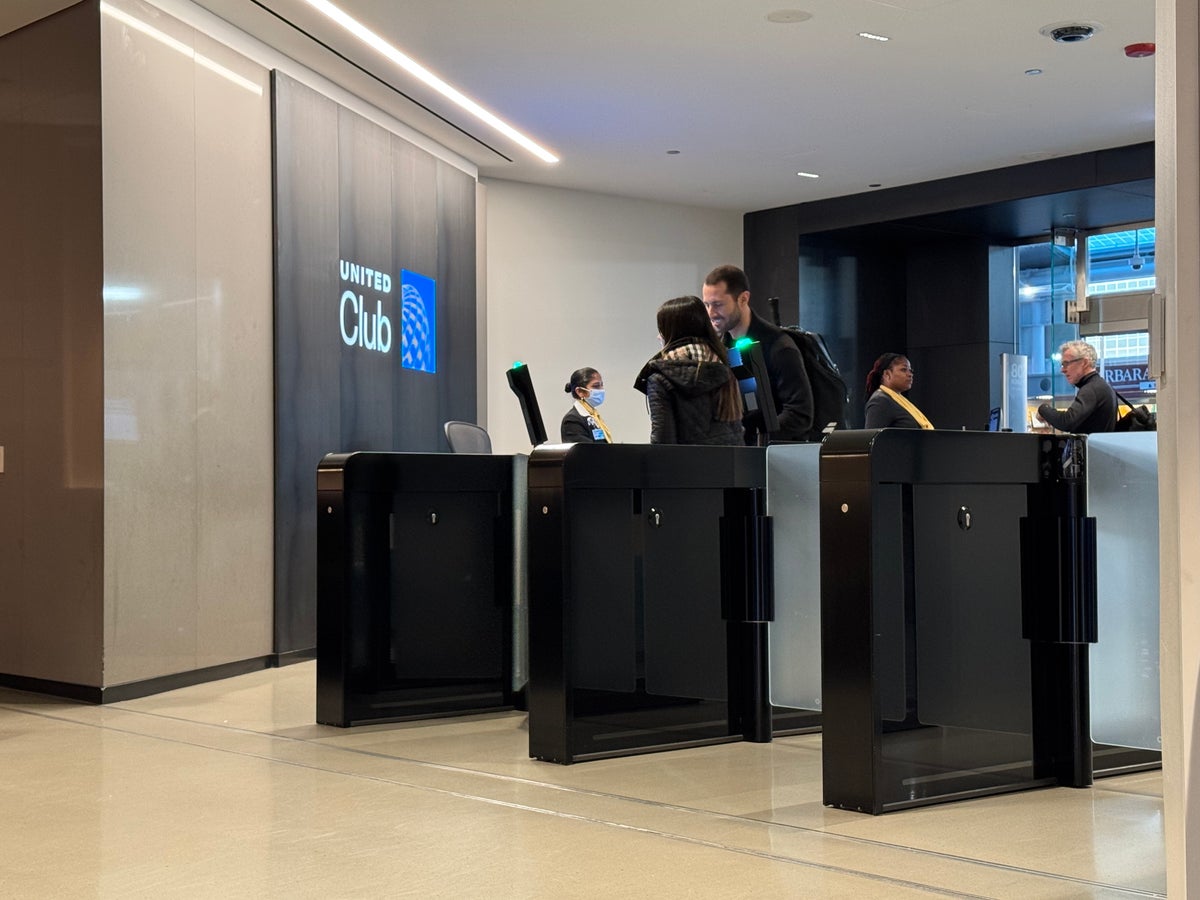 Now Live: United Airlines Makes Gifting Lounge Passes Nearly Impossible