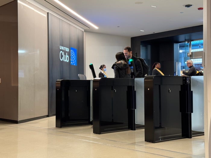 Now Live: United Airlines Makes Gifting Lounge Passes Nearly Impossible