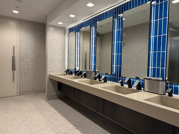 United Club Chicago ORD T1 Gate C10 mens room sinks