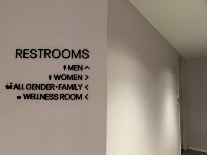 United Club Chicago ORD T1 Gate C10 restrooms sign