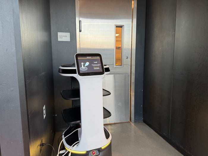 United Club Chicago ORD T1 Gate C10 robot