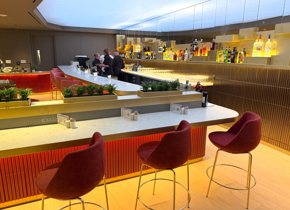 Virgin Atlantic Clubhouse LAX bar lighting