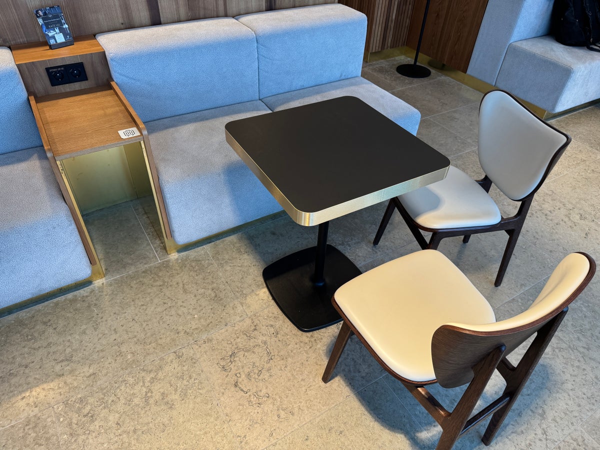 Airport Lounge by LHV TLL booth seating