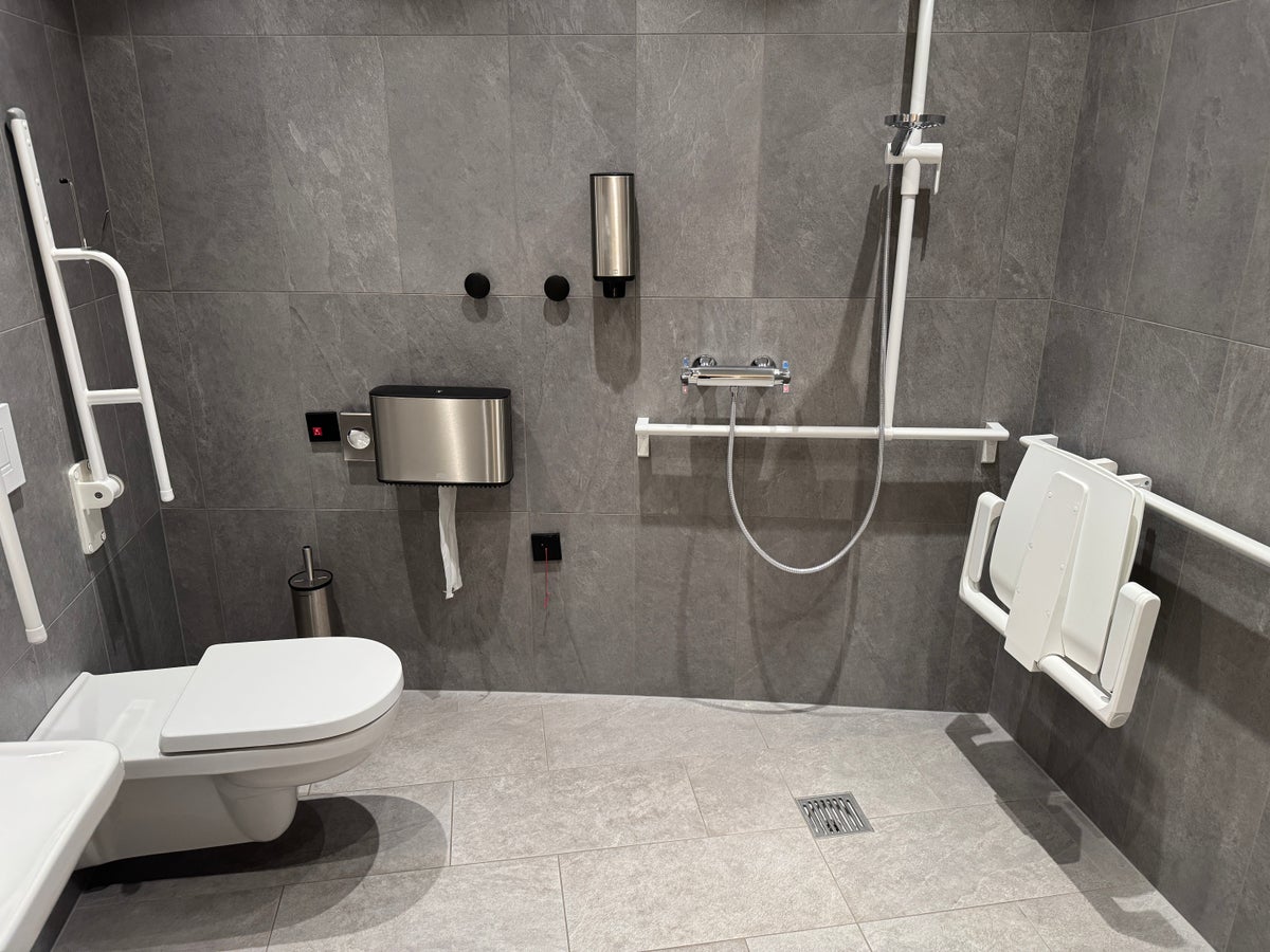 Airport Lounge by LHV TLL handicapped shower
