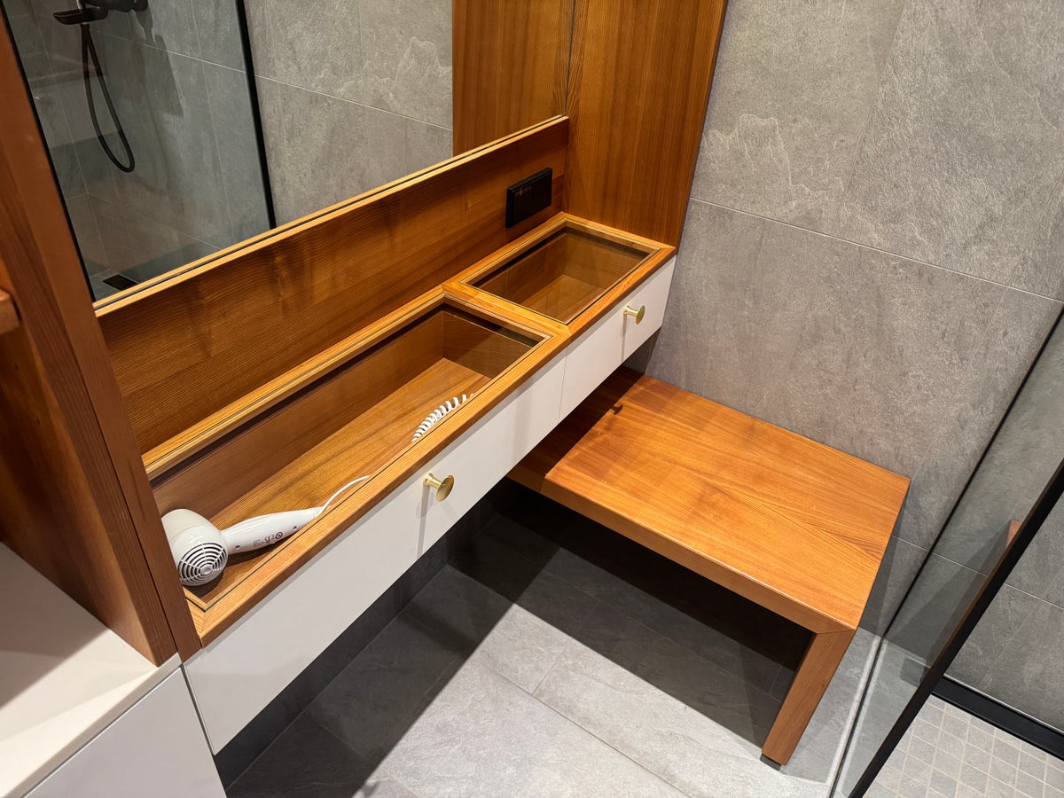 Airport Lounge by LHV TLL shower vanity