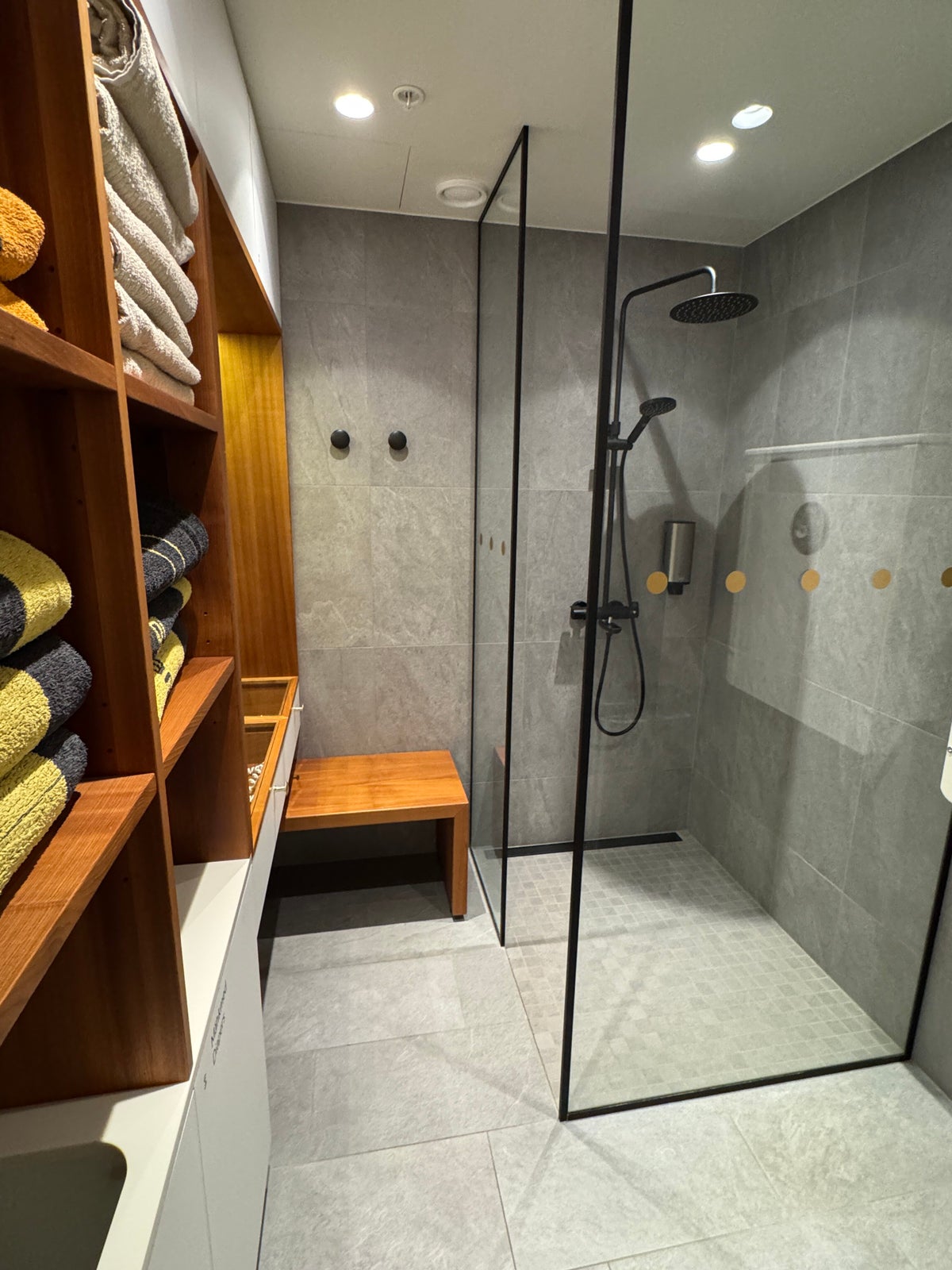 Airport Lounge by LHV TLL shower