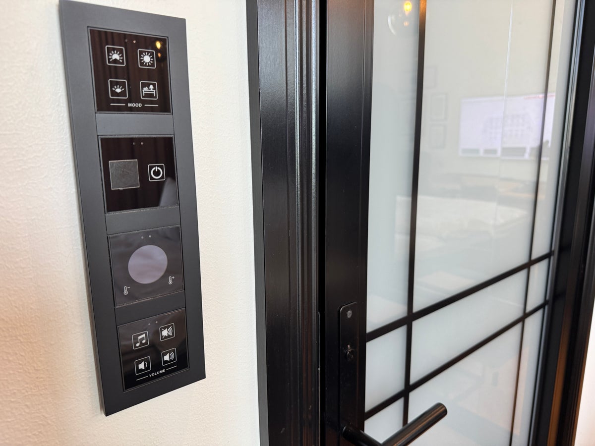 Amerikalinjen control panel outside bathroom