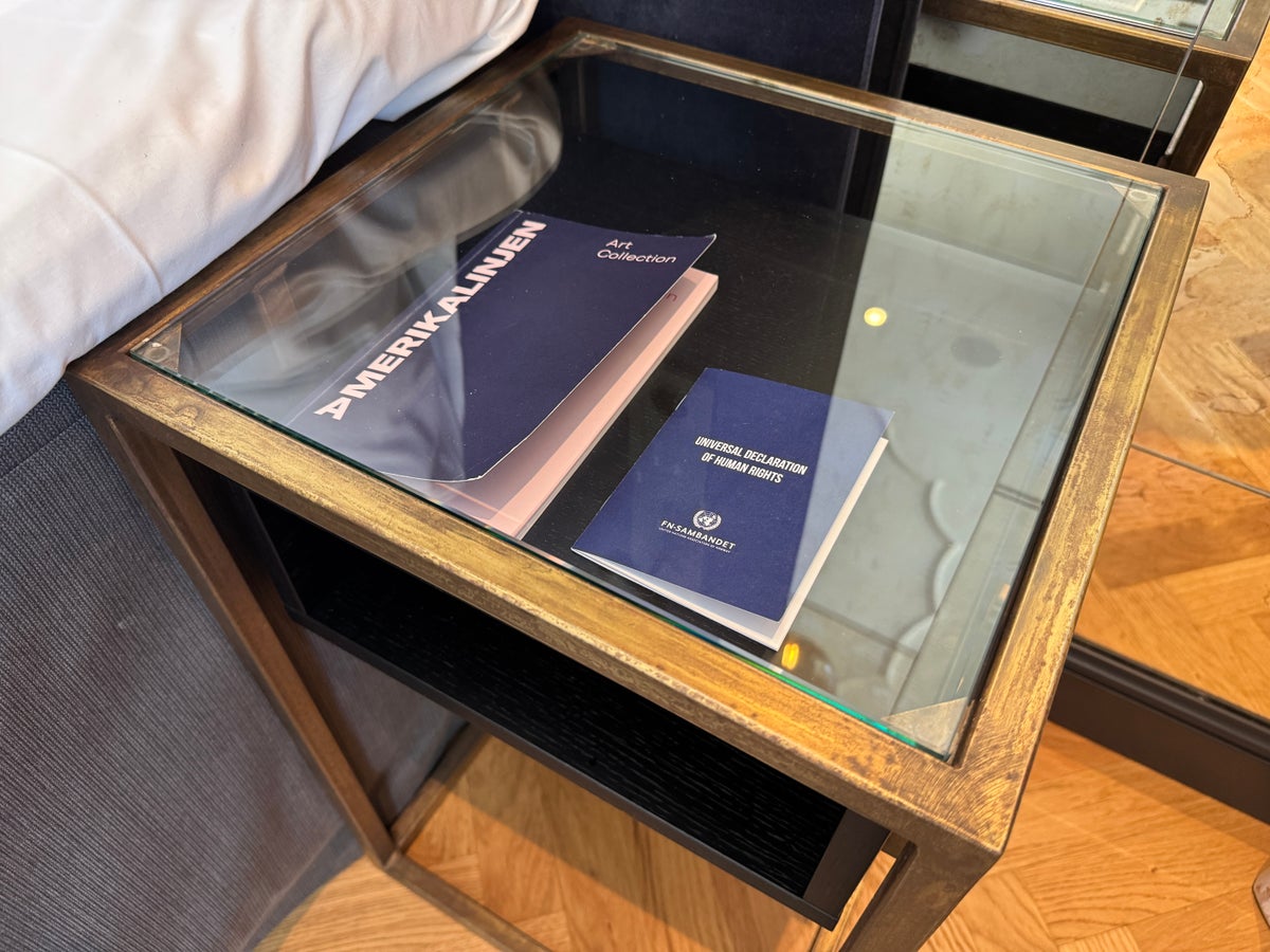 Amerikalinjen glass nightstand
