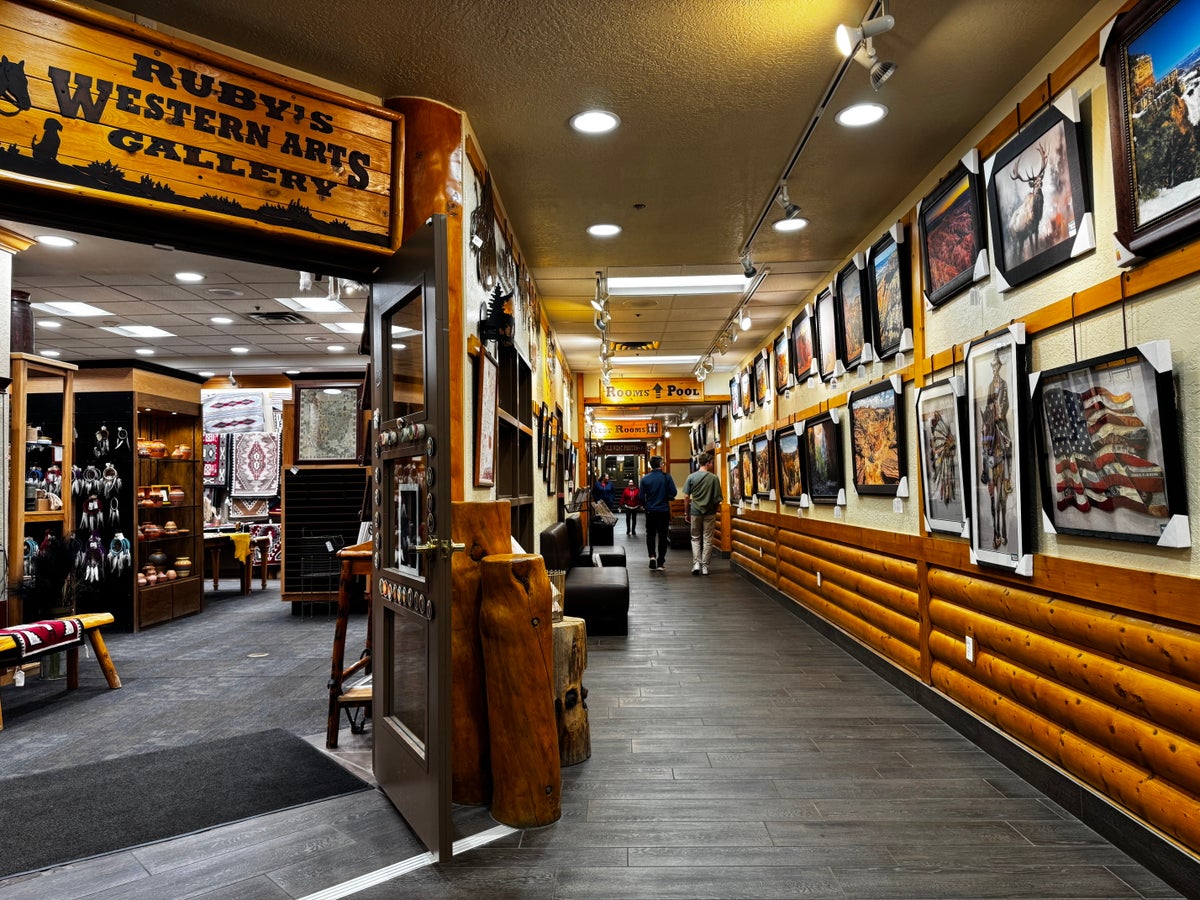 Best Western Plus Rubys Inn store art gallery