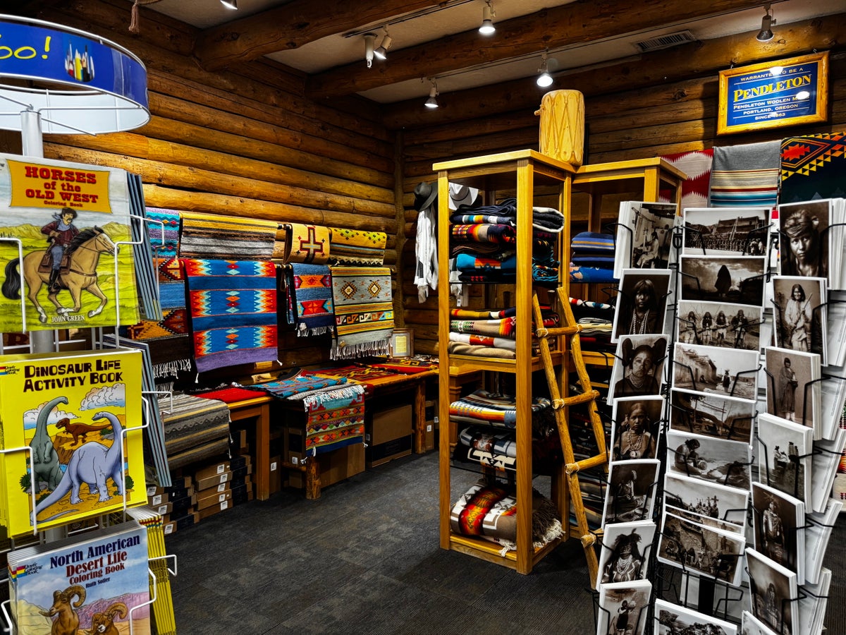 Best Western Plus Rubys Inn store blankets postcards