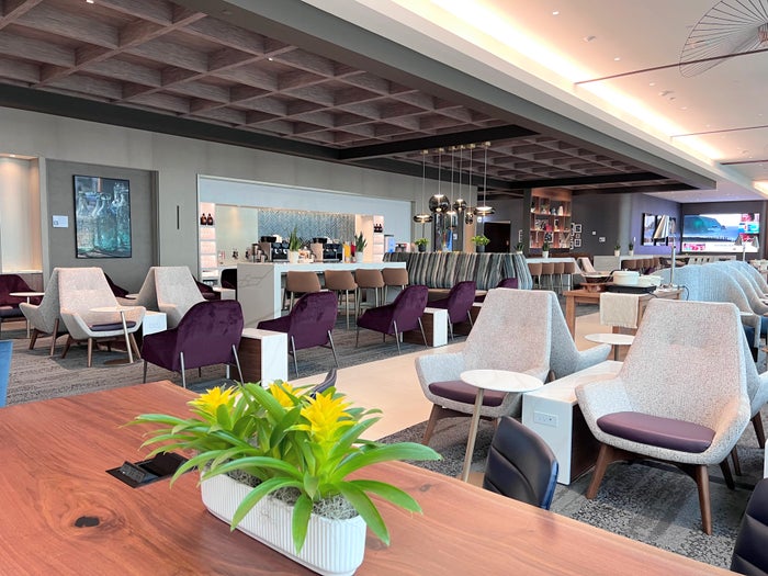 Delta Sky Club Atlanta coffered ceiling and seating Delta Sky Club Atlanta coffered ceiling and seating