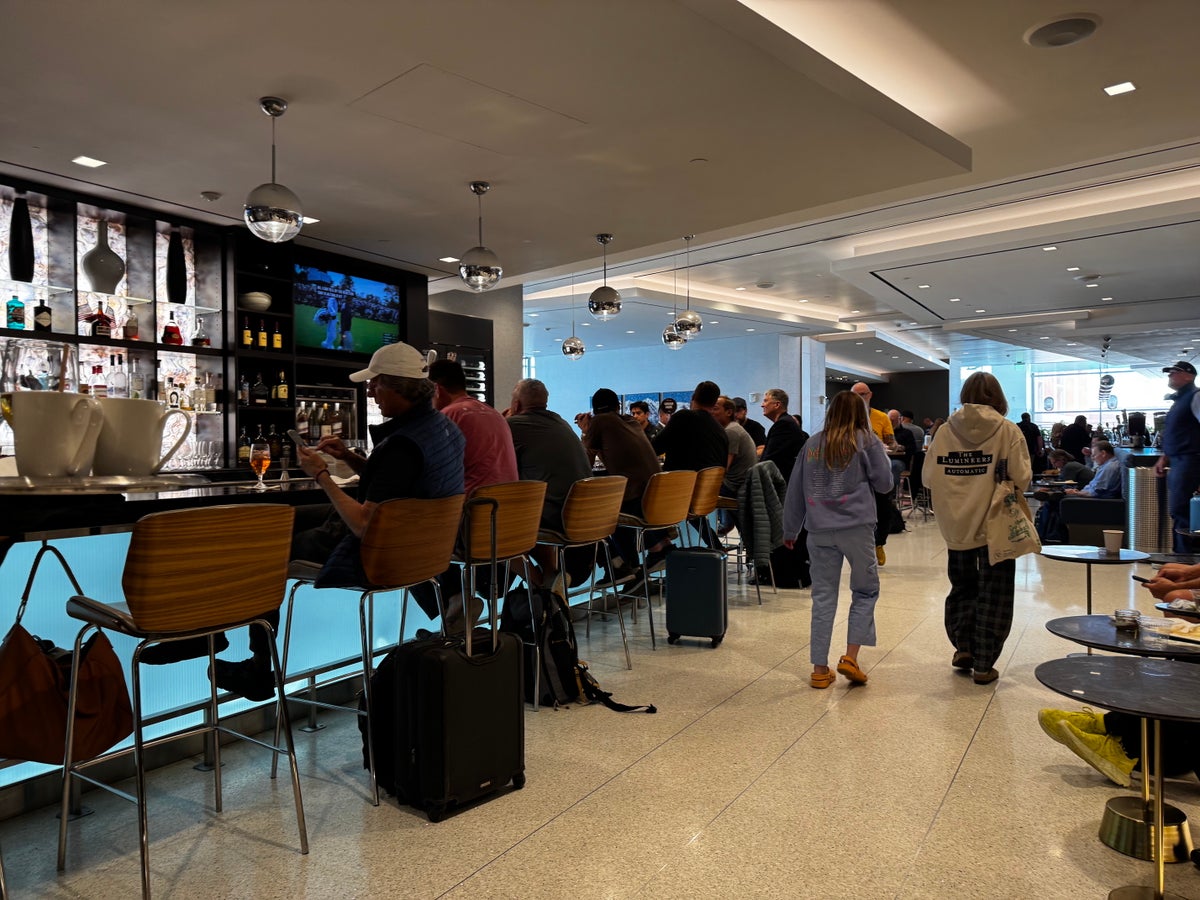 Delta Sky Club SLC Concourse A front bar