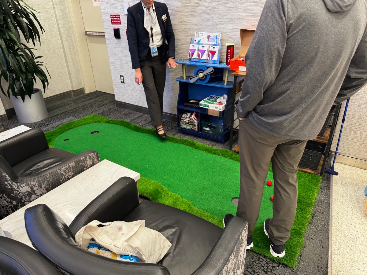 Delta Sky Club SLC Concourse A golf game