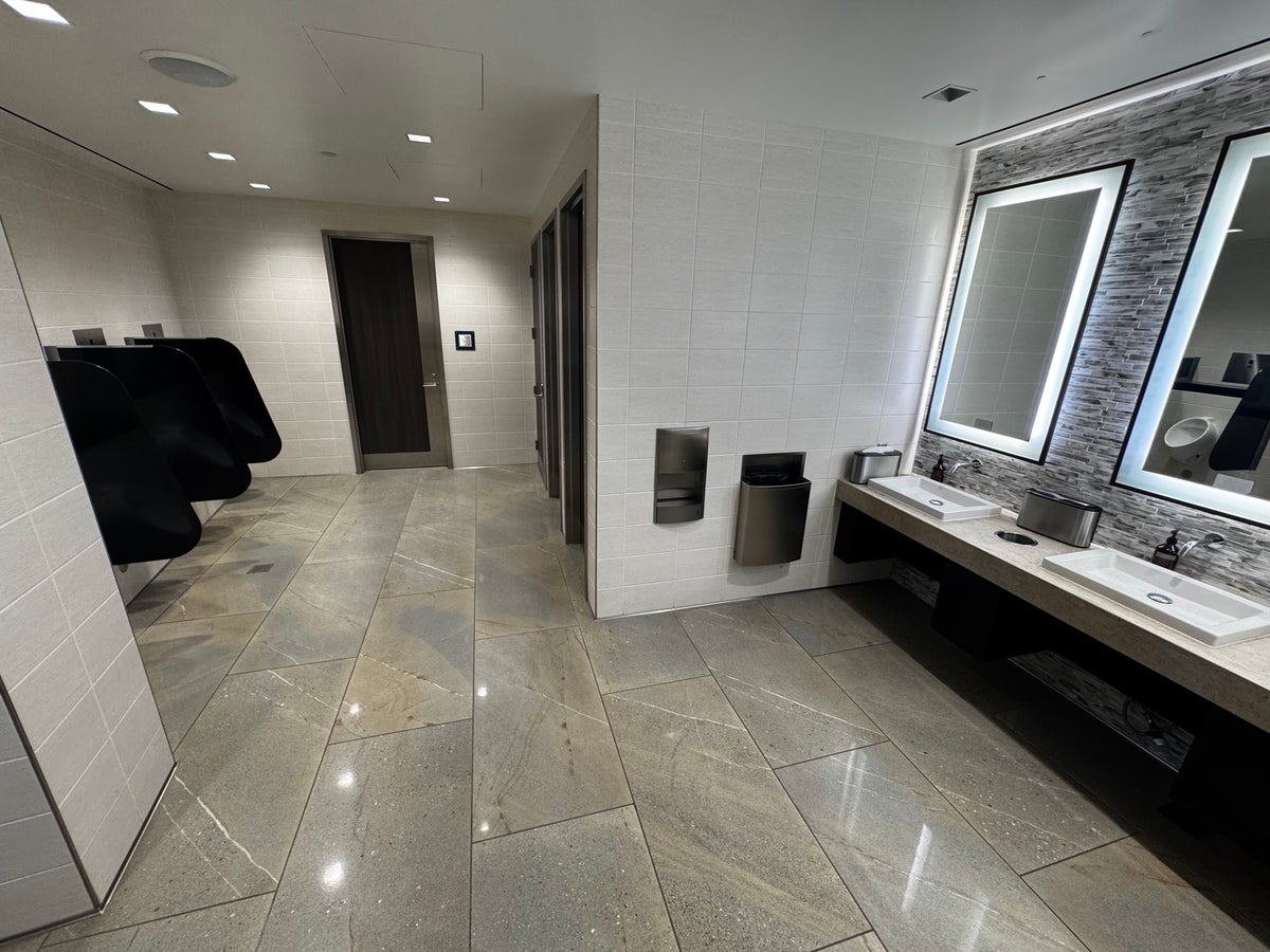 Delta Sky Club SLC Concourse A mens restroom