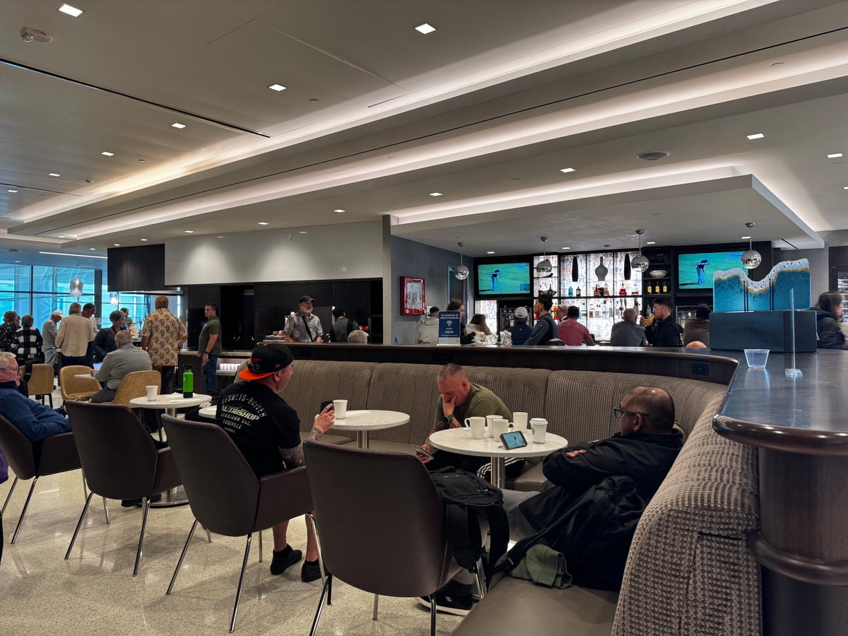 Delta Sky Club SLC Concourse A seating near bar
